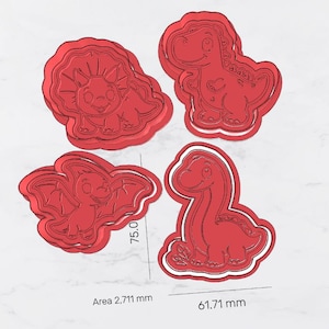 Peut inclure: Quatre emporte-pièces rouges en forme de dinosaures. Les emporte-pièces comprennent un tricératops, un Tyrannosaurus Rex, un Ptérodactyle et un Brontosaurus. Le plus grand mesure 7,5 cm de haut et 6,17 cm de large.