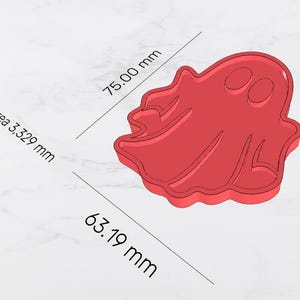 Puede incluir: Cortador de galletas rojo con forma de fantasma, con dimensiones de 7,5 cm x 6,32 cm. El cortador tiene dos recortes para los ojos y un contorno ondulado. El &aacute;rea es de 3.329 mm&sup2;. Ideal para hornear en Halloween.