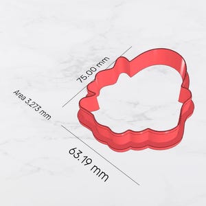 Puede incluir: Un cortador de galletas rojo con forma floral, con dimensiones de 7,5 cm por 6,32 cm. El &aacute;rea es de 3.273 mm. El cortador est&aacute; hecho de un material s&oacute;lido y est&aacute; dise&ntilde;ado para hornear.