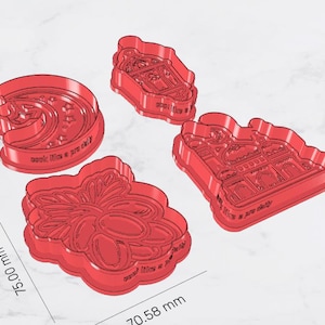 Peut inclure: Quatre emporte-pièces en plastique rouge de différentes formes : un croissant de lune avec des étoiles, une mosquée, une lanterne et un motif floral. Le découpoir floral mesure 7,5 cm x 7,06 cm. Chaque découpoir a du texte.
