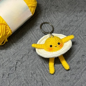 Patrón de huevo frito a crochet (PDF), bonito llavero de huevo amigurumi, minijuguete para el desayuno, patrón de comida fácil a crochet, idea de regalo hecha a mano para amigos