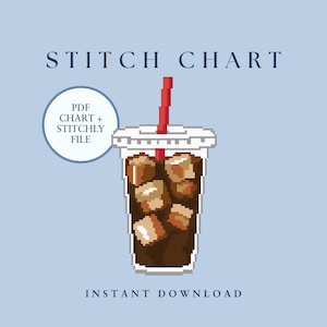 Op de afbeelding: Een pixel art illustratie van een ijskoffie in een doorzichtige plastic beker met een rood rietje. De tekst luidt STITCH CHART, PDF CHART + STITCHLY FILE en INSTANT DOWNLOAD. De achtergrond is lichtblauw en de koffie is donkerbruin met ijsblokjes.