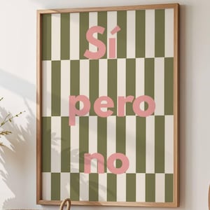 Puede incluir: Un cuadro enmarcado con marco de madera. La obra presenta un patrón de rayas verticales en verde oliva y crema, con las palabras en español "Sí pero no" en letras rosas.
