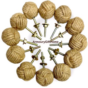Op de afbeelding: Een verzameling van twaalf decoratieve kastknoppen. Elke knop heeft een bolvormig ontwerp gemaakt van strak gewikkeld natuurlijk touw. De knoppen zijn bevestigd aan metalen schroeven met ringen en moeren. De tekst "ArmouryGiftHome" is zichtbaar.