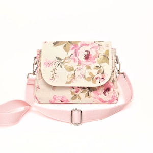 Sac bandoulière fait main style féminin romantique en tissu fleuri écru et rose pâle
