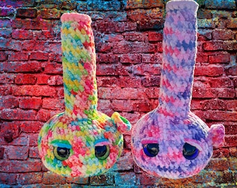 Peluche de crochet de bong teñido anudado hecho a mano / Regalo divertido para fumetas / Decoración de marihuana linda / Decoración de habitación 420 / Regalo de ambiente relajado para amigos