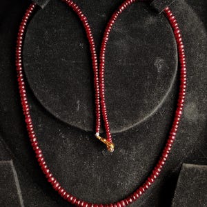 Cuentas redondas de rubí natural de la mina Longido, collar de cuentas de rubí sueltas, cuentas lisas para joyería femenina - 17 pulgadas 4 x 2 MM QUILATES - 104