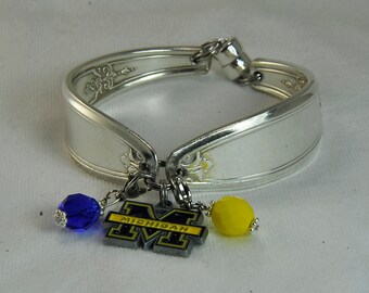 Pulseira de talheres/talheres/colher vintage banhada a prata "U Of M" com pingente "Michigan" e pulseira azul e amarela