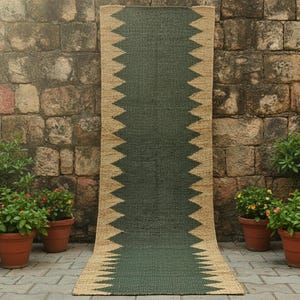 Löpare i naturlig jutehampa – Grön & beige sicksackmönster handvävd matta, bohemisk halllöpare, miljövänlig golvmatta