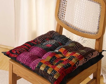 Cojín para silla Kantha Patchwork hecho a mano: Cojín de asiento de algodón negro estilo bohemio