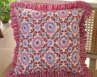 Handgemaakte kussenhoes met bloemenblokprint en gegolfde rand