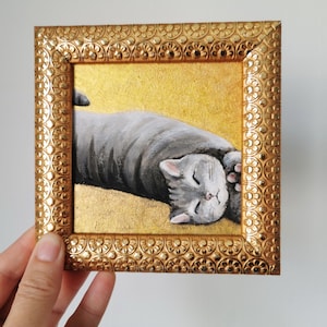 Gato durmiendo estirado, pintura acrílica con fondo dorado, decoración de gato enmarcada, regalo original de arte para mascotas pequeñas