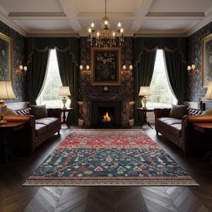 K&ouml;nnte beinhalten: Ein luxuri&ouml;ses Wohnzimmer mit einem gro&szlig;en, gemusterten Teppich mit roten und blauen Abschnitten. Der Raum umfasst Ledersofas, einen Kamin und verzierte Vorh&auml;nge. Ein Kronleuchter h&auml;ngt von der Decke und verst&auml;rkt das elegante Ambiente des Raumes.