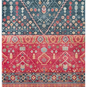 K&ouml;nnte beinhalten: Ein rechteckiger Teppich mit detailliertem geometrischem Muster. Der Teppich hat eine Farbpalette aus tiefem Blau, Rot und Beige mit floralen und geometrischen Motiven. Das Design umfasst Bord&uuml;ren und ein zentrales Muster.