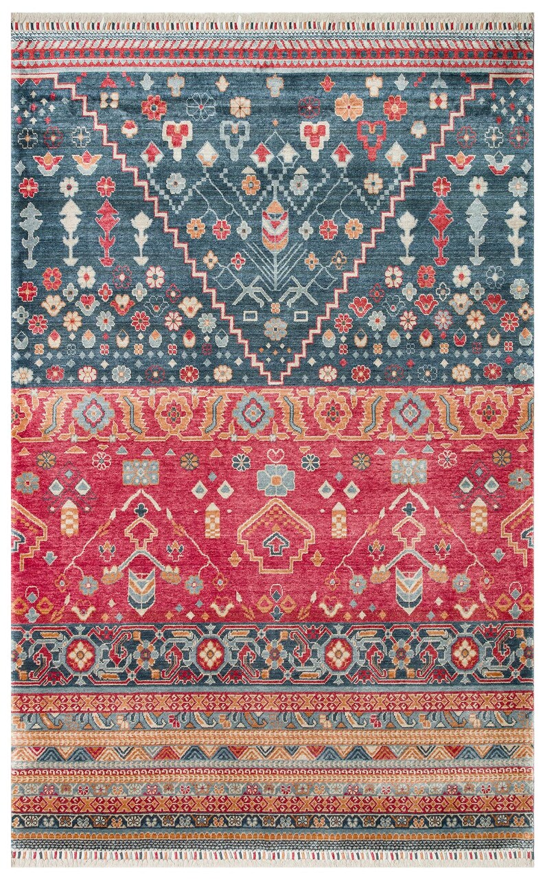 K&ouml;nnte beinhalten: Ein rechteckiger Teppich mit detailliertem geometrischem Muster. Der Teppich hat eine Farbpalette aus tiefem Blau, Rot und Beige mit floralen und geometrischen Motiven. Das Design umfasst Bord&uuml;ren und ein zentrales Muster.