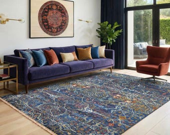 Alfombra de lana y seda anudada a mano con medallón y diseño de celosía, estilo persa, color azul.