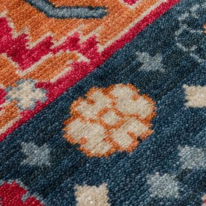 K&ouml;nnte beinhalten: Eine wei&szlig;e Keramik-Tasse mit schwarzem Henkel und dem Text "But First, Coffee" in handschriftlichem Stil. Die Tasse steht auf einer wei&szlig;en Oberfl&auml;che. F&uuml;r Hei&szlig;getr&auml;nke.