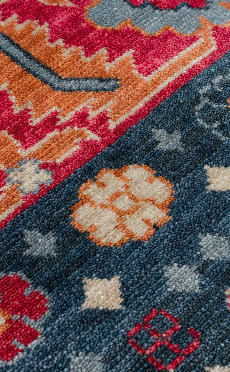 K&ouml;nnte beinhalten: Eine wei&szlig;e Keramik-Tasse mit schwarzem Henkel und dem Text "But First, Coffee" in handschriftlichem Stil. Die Tasse steht auf einer wei&szlig;en Oberfl&auml;che. F&uuml;r Hei&szlig;getr&auml;nke.