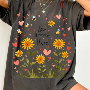 O amor cresce aqui PNG – Clipart de citação floral kawaii com margaridas sorridentes para clipart fofo para camisetas e sublimação – PNG inspirador