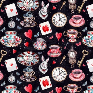 Op de afbeelding: Een grillig patroon met theekopjes, speelkaarten, klokken, sleutels en witte konijnen op een zwarte achtergrond. De theekopjes en schotels zijn versierd met harten en bloemmotieven. Vlinders en harten zijn verspreid.