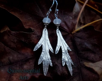 Pendientes de plata pura con hoja de artemisa (Artemisia vulgaris) y piedra lunar blanca lechosa, de Quintessential Arts