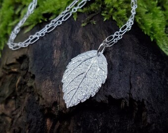 Melissa officinalis - Bálsamo de limón - Colgante de hoja botánica auténtica de plata pura oxidada, hecho a mano por Quintessential Arts