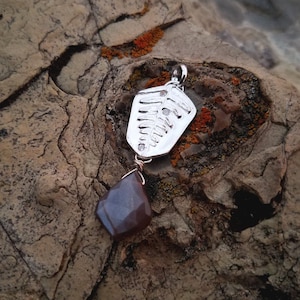 Colgante de helecho bracken y piedra lunar chocolate con circonita cúbica - Plata ecológica reciclada - de Quintessential Arts