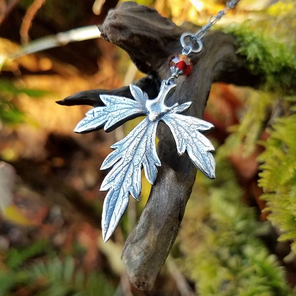 Aconitum napellus - Aconit Blatt (Eisenhut, Wolfsbann) Anhänger in Reinem Silber, Granat, Amethyst von Quintessential Arts