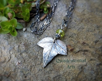 Pequeña hoja de hiedra élfica con piedra a elegir - Colgante de plata pura de Quintessential Arts