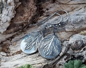 Pendientes de plata pura en forma de lágrima con hoja de artemisa (Artemisia vulgaris) de Quintessential Arts