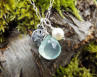 Collar con dije de océano: calcedonia azul aguamarina pálido, dólar de arena de plata esterlina y perla de Quintessential Arts