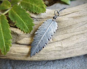 Sorbus aucuparia - Serbal (fresno de montaña) tallado - Colgante de hoja real de plata pura de Quintessential Arts