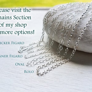 Puede incluir: Cinco tipos diferentes de cadenas de plata sobre una roca blanca. Las cadenas est&aacute;n etiquetadas como "Thicker Figaro", "Thinner Figaro", "Oval" y "Rolo".