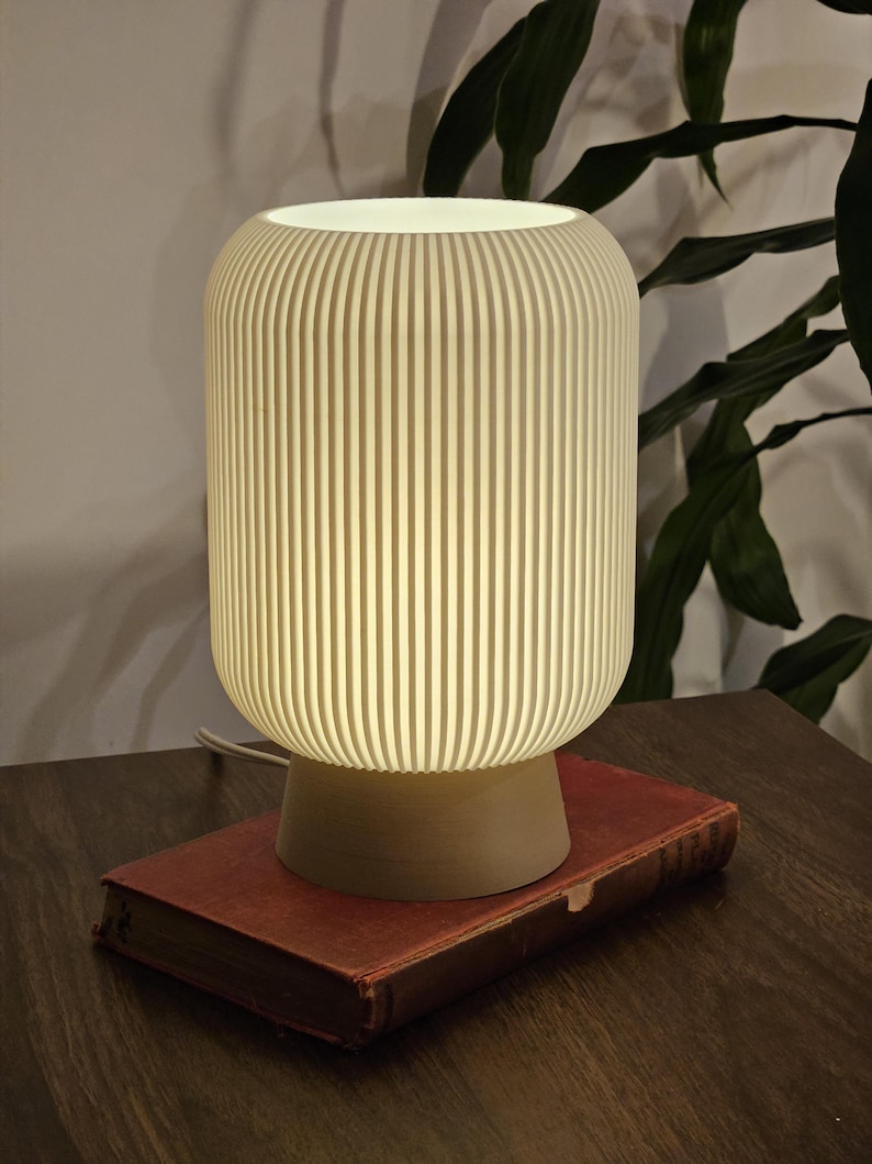 Lámpara de noche, escritorio o mesa para la decoración del hogar: la lámpara minimalista