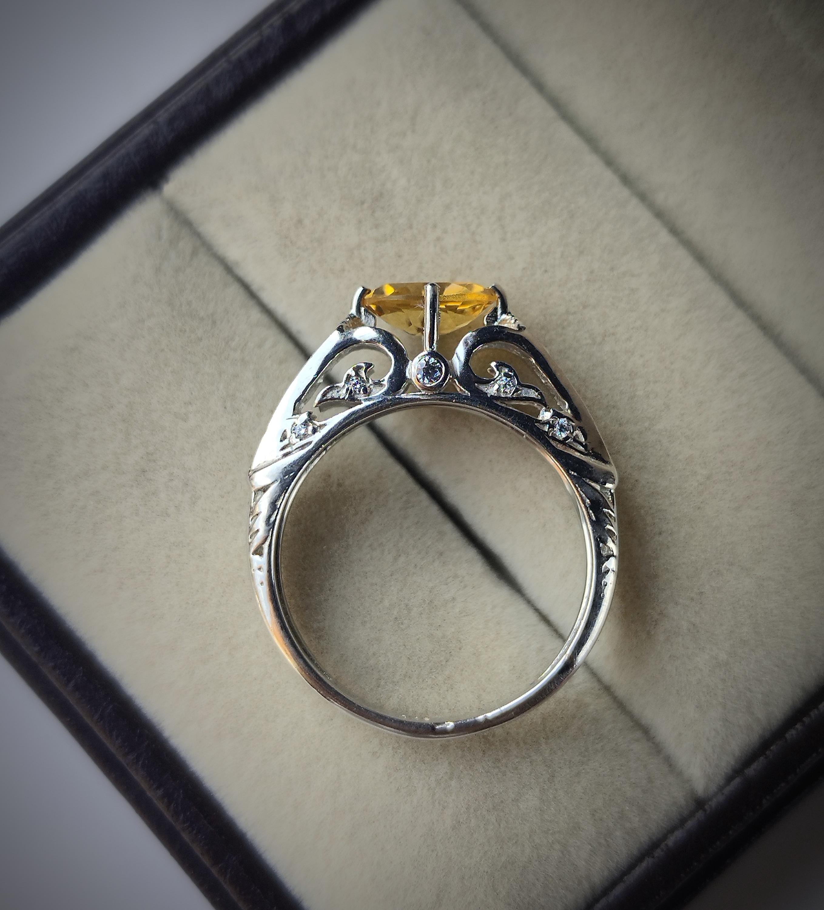 オーバルカットのイエローサファイアリング • 925スターリングシルバー 