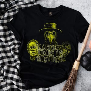 Dunkelste Zeiten in der Geschichte Pest Doktor Shirt Gothic Horror T-Shirt, Vintage gruseliges Grafik T-Shirt, Halloween dunkel makaber Top