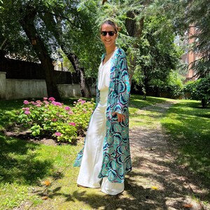 Elegante caftano in seta per un'idea regalo per occasioni speciali. Kimono per un anniversario in stile boho. Lungo scialle in seta per eventi speciali.