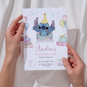 Könnte beinhalten: Eine Geburtstagseinladung mit einer Cartoonfigur auf einem Kuchen, umgeben von Luftballons und Geschenken. Die Einladung lautet "Amelia's is turning four!" mit Veranstaltungsdetails.