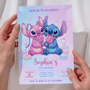 Op de afbeelding: Een pastelkleurige verjaardagsuitnodiging met tekenfilmfiguren Angel en Stitch die lolly's vasthouden. De uitnodiging bevat de tekst "Join Us To Celebrate" en details voor Sophia's 6e verjaardag, inclusief datum, tijd en locatie.