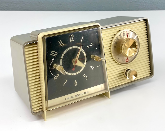 Vintage General Electric Clock Radio, Model C405B, Good Condition Non
