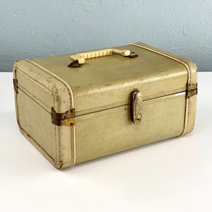Vintage Train Case, Fair Condition (See Item Details)