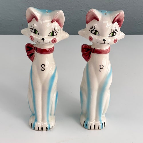 Collectible 1950s Kitty hotsell Cat Salt and Pepper Shakers, Vintage Kitty Cat Kitchen Decor, Made in Japan