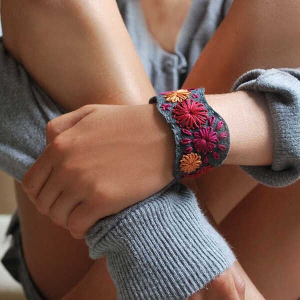 Me sentais Bracelet main brodée manchette broderie étain gris Wool Felt avec Magenta Orange rouge coutures par lovemaude