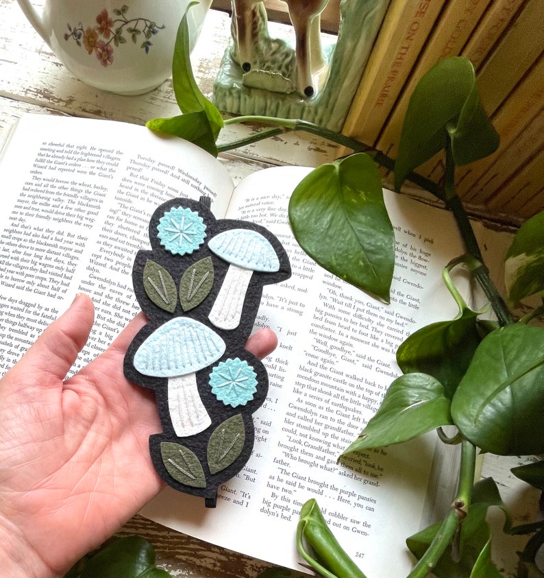 Mushroom Bookmark Gift for Bibliophile / Reader /Bookish / Booklover Gift / Book Club / Teacher / Mother's Day Woodland Bookmark zdjęcie 3