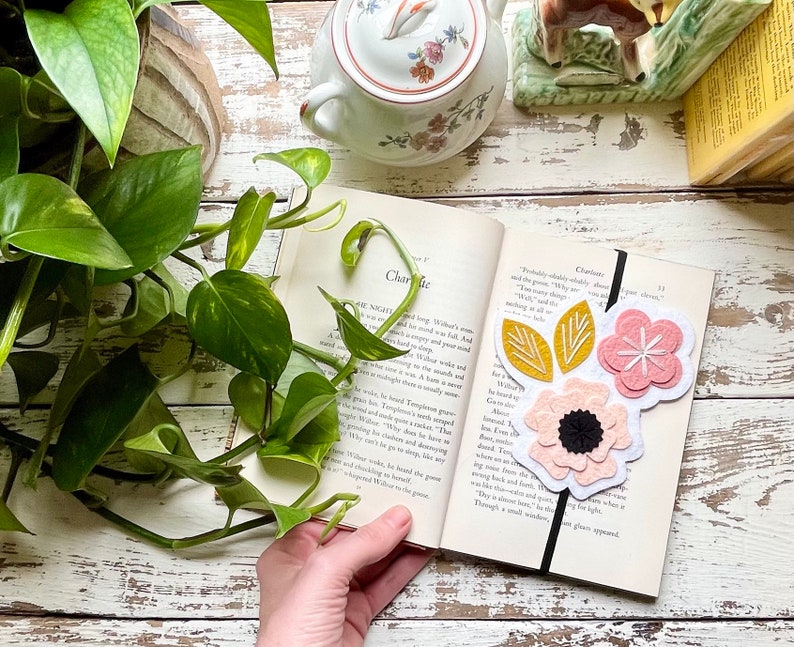 Elastic Flower Bookmark : For Booklover / Reader / Book Club / Bookworm / Teacher Appreciation Gift / Mother's Day / Bibliophile image 2