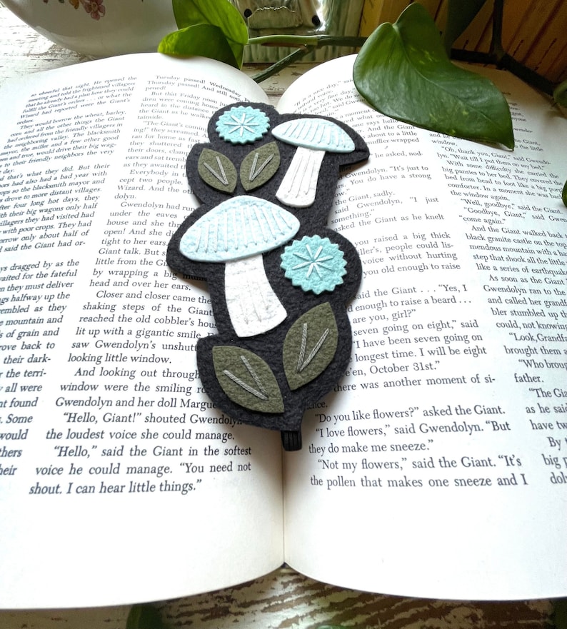 Mushroom Bookmark Gift for Bibliophile / Reader /Bookish / Booklover Gift / Book Club / Teacher / Mother's Day Woodland Bookmark zdjęcie 1