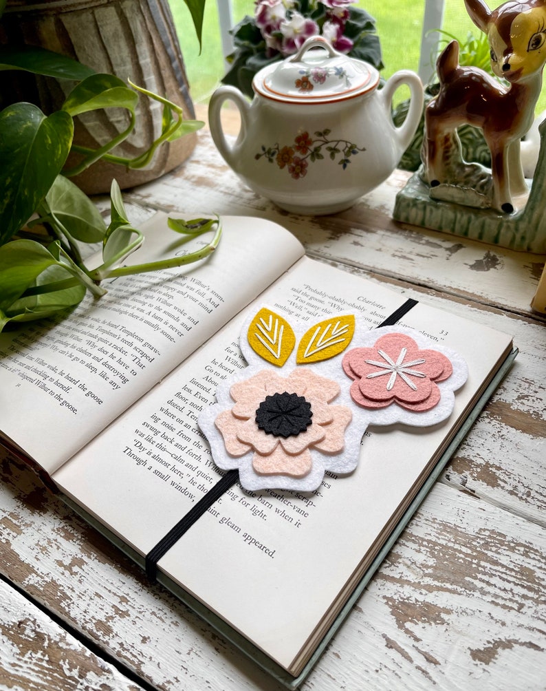 Elastic Flower Bookmark : For Booklover / Reader / Book Club / Bookworm / Teacher Appreciation Gift / Mother's Day / Bibliophile image 4