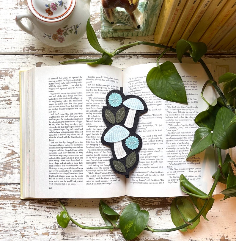 Mushroom Bookmark Gift for Bibliophile / Reader /Bookish / Booklover Gift / Book Club / Teacher / Mother's Day Woodland Bookmark zdjęcie 2