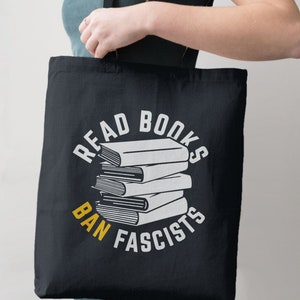 Bolso de mano con el lema "Lee libros, prohíbe a los fascistas", diseño gráfico dibujado a mano, sin IA, regalo divertido con cita sobre la lectura para lectores, bolso de mano de lona gruesa anti-Trump. imagen 4