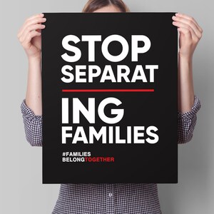 Puede incluir: Un cartel en blanco y negro con el texto "STOP SEPARATING FAMILIES" en letras blancas en negrita con una línea roja debajo de "SEPARAT" y el hashtag "#FAMILIESBELONGTOGETHER" en letras blancas más pequeñas.